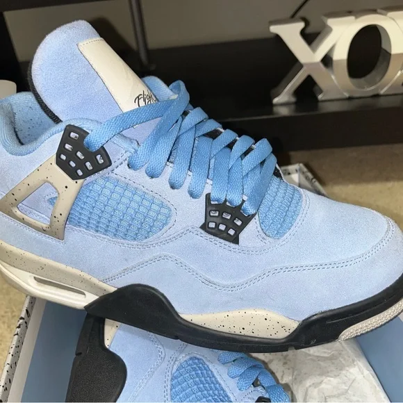 Air Jordan 4 Retro “University Blue”